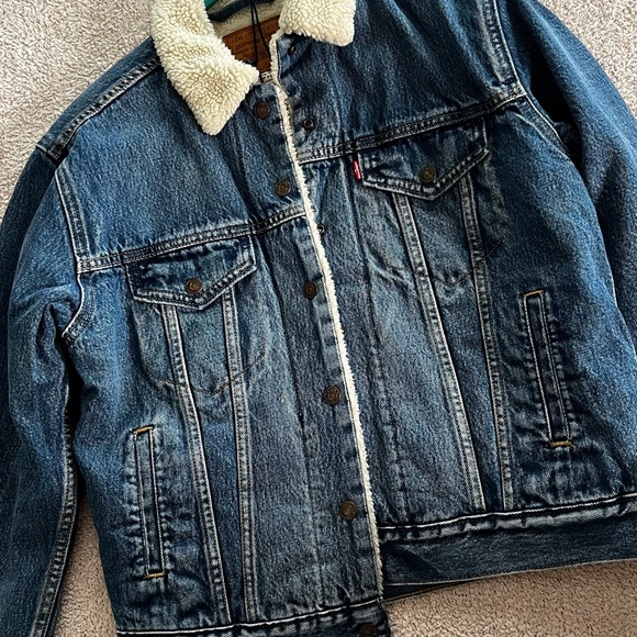Levi’s Premium Ex-Boyfriend Sherpa Trucker Jacket Medium Wash - Picture 4 of 4